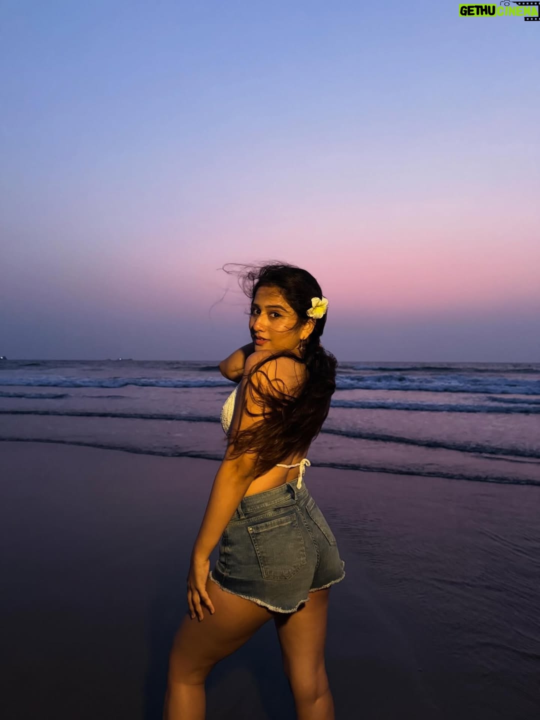 Payal Gupta - 11.6K Likes - Meet me where the day ends ..🌇🏖️👙
.
.
.
[goa , beach day, vitamin sea , family time, goa trip , sunset, sun , ]

#beachday #familytime #blessed #gratitude #universe #goa #goatrip #goal #sunset #sunsetvibes #sunsets #sunlight #sunsetphotography #photoshoot