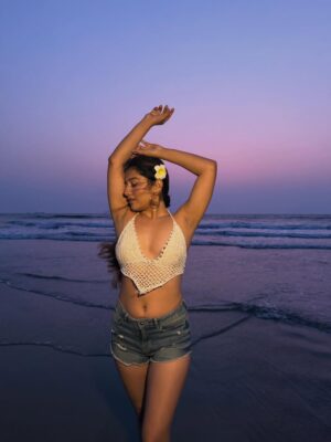 Payal Gupta Instagram - Meet me where the day ends ..🌇🏖️👙
.
.
.
[goa , beach day, vitamin sea , family time, goa trip , sunset, sun , ]

#beachday #familytime #blessed #gratitude #universe #goa #goatrip #goal #sunset #sunsetvibes #sunsets #sunlight #sunsetphotography #photoshoot