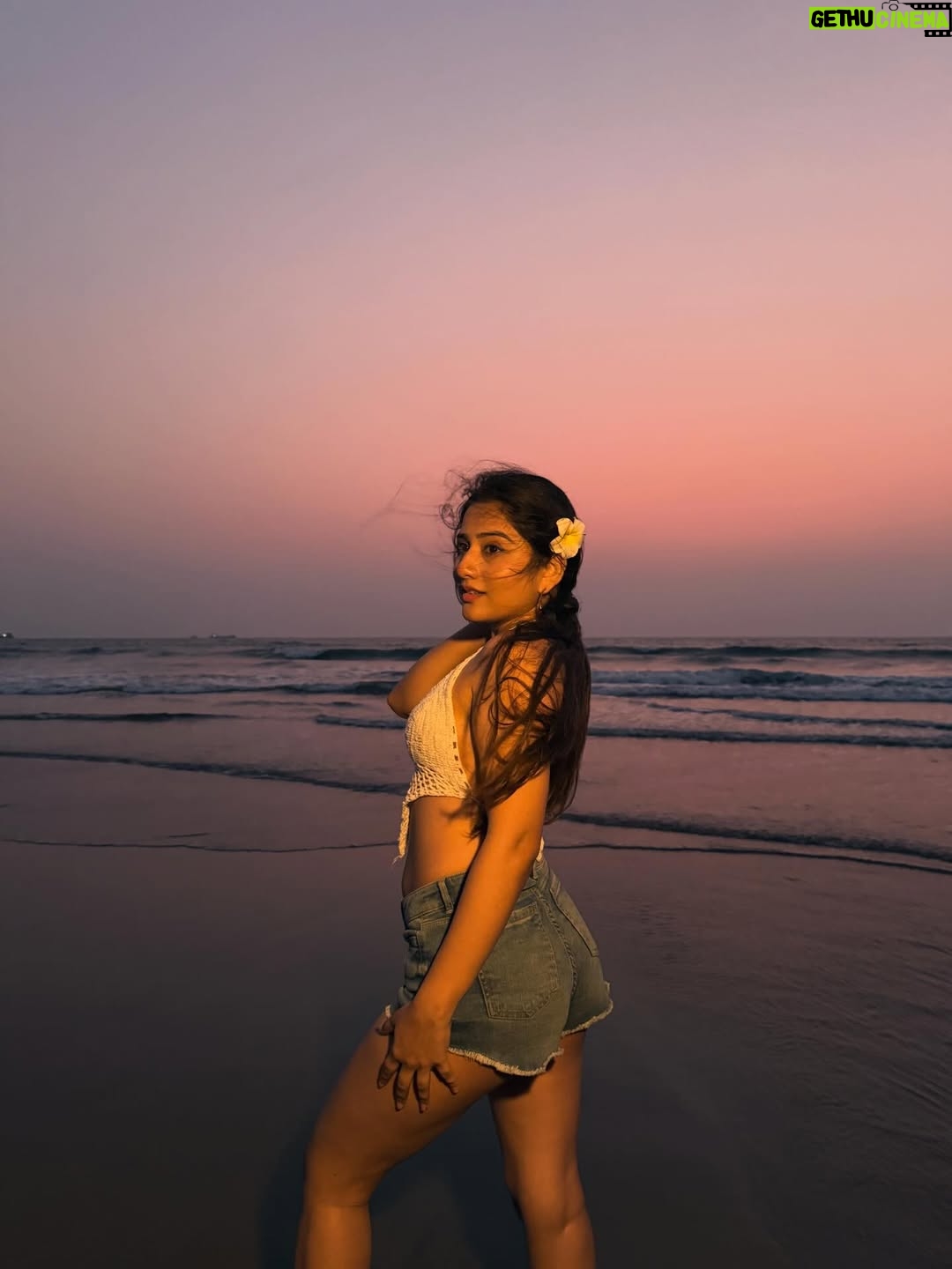 Payal Gupta - 11.6K Likes - Meet me where the day ends ..🌇🏖️👙
.
.
.
[goa , beach day, vitamin sea , family time, goa trip , sunset, sun , ]

#beachday #familytime #blessed #gratitude #universe #goa #goatrip #goal #sunset #sunsetvibes #sunsets #sunlight #sunsetphotography #photoshoot