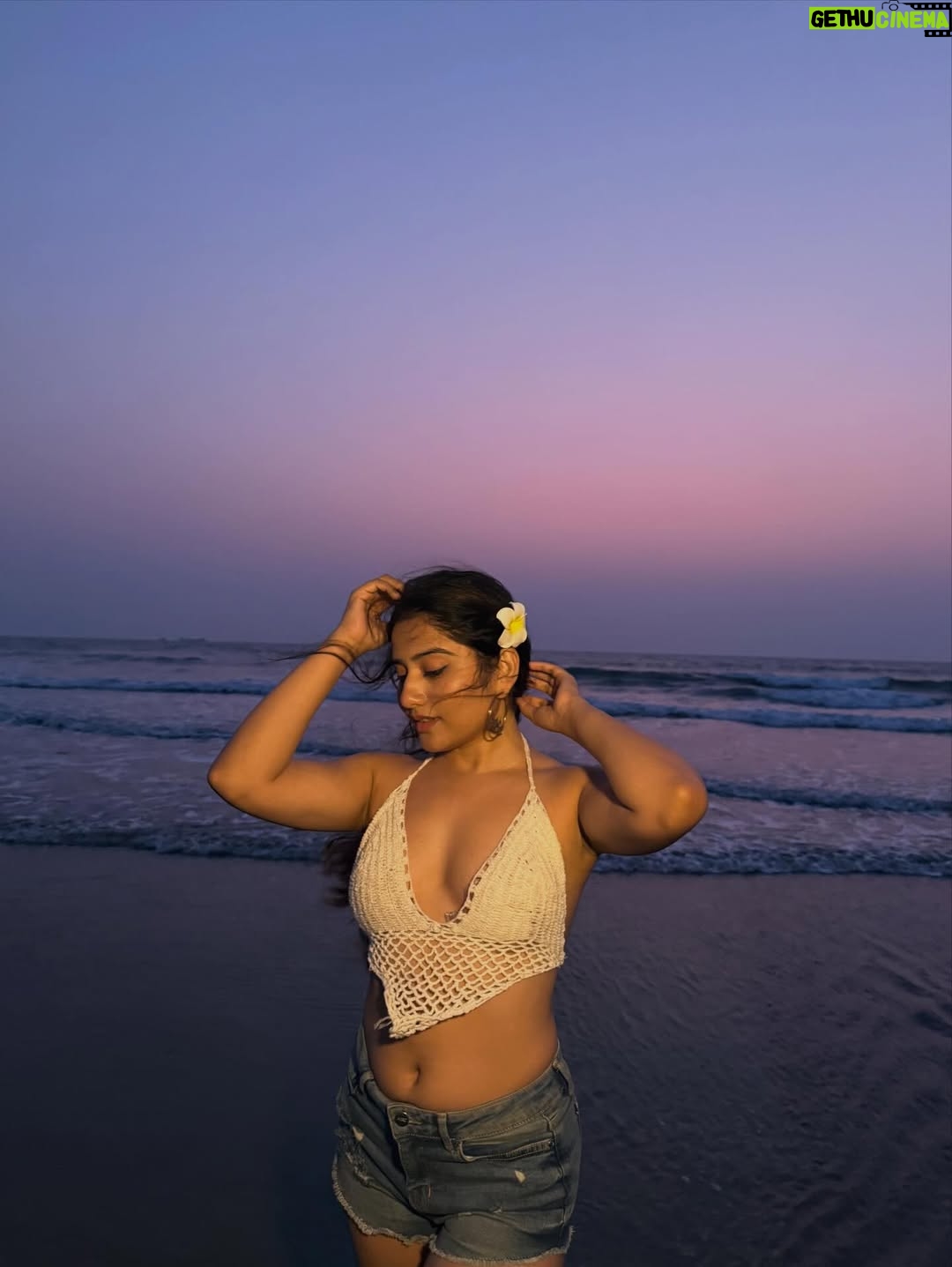 Payal Gupta - 11.6K Likes - Meet me where the day ends ..🌇🏖️👙
.
.
.
[goa , beach day, vitamin sea , family time, goa trip , sunset, sun , ]

#beachday #familytime #blessed #gratitude #universe #goa #goatrip #goal #sunset #sunsetvibes #sunsets #sunlight #sunsetphotography #photoshoot