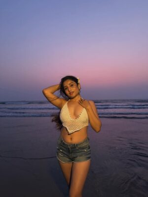 Payal Gupta Instagram - Meet me where the day ends ..🌇🏖️👙
.
.
.
[goa , beach day, vitamin sea , family time, goa trip , sunset, sun , ]

#beachday #familytime #blessed #gratitude #universe #goa #goatrip #goal #sunset #sunsetvibes #sunsets #sunlight #sunsetphotography #photoshoot