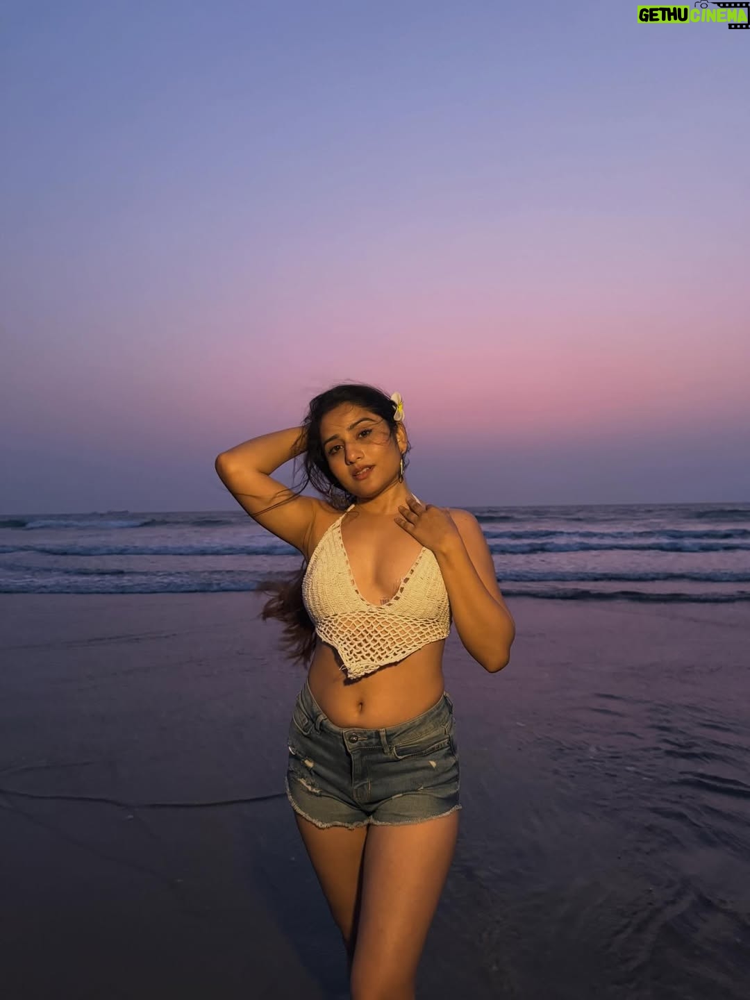 Payal Gupta - 11.6K Likes - Meet me where the day ends ..🌇🏖️👙
.
.
.
[goa , beach day, vitamin sea , family time, goa trip , sunset, sun , ]

#beachday #familytime #blessed #gratitude #universe #goa #goatrip #goal #sunset #sunsetvibes #sunsets #sunlight #sunsetphotography #photoshoot