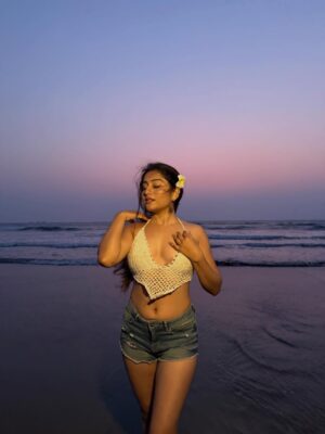 Payal Gupta Instagram - Meet me where the day ends ..🌇🏖️👙
.
.
.
[goa , beach day, vitamin sea , family time, goa trip , sunset, sun , ]

#beachday #familytime #blessed #gratitude #universe #goa #goatrip #goal #sunset #sunsetvibes #sunsets #sunlight #sunsetphotography #photoshoot