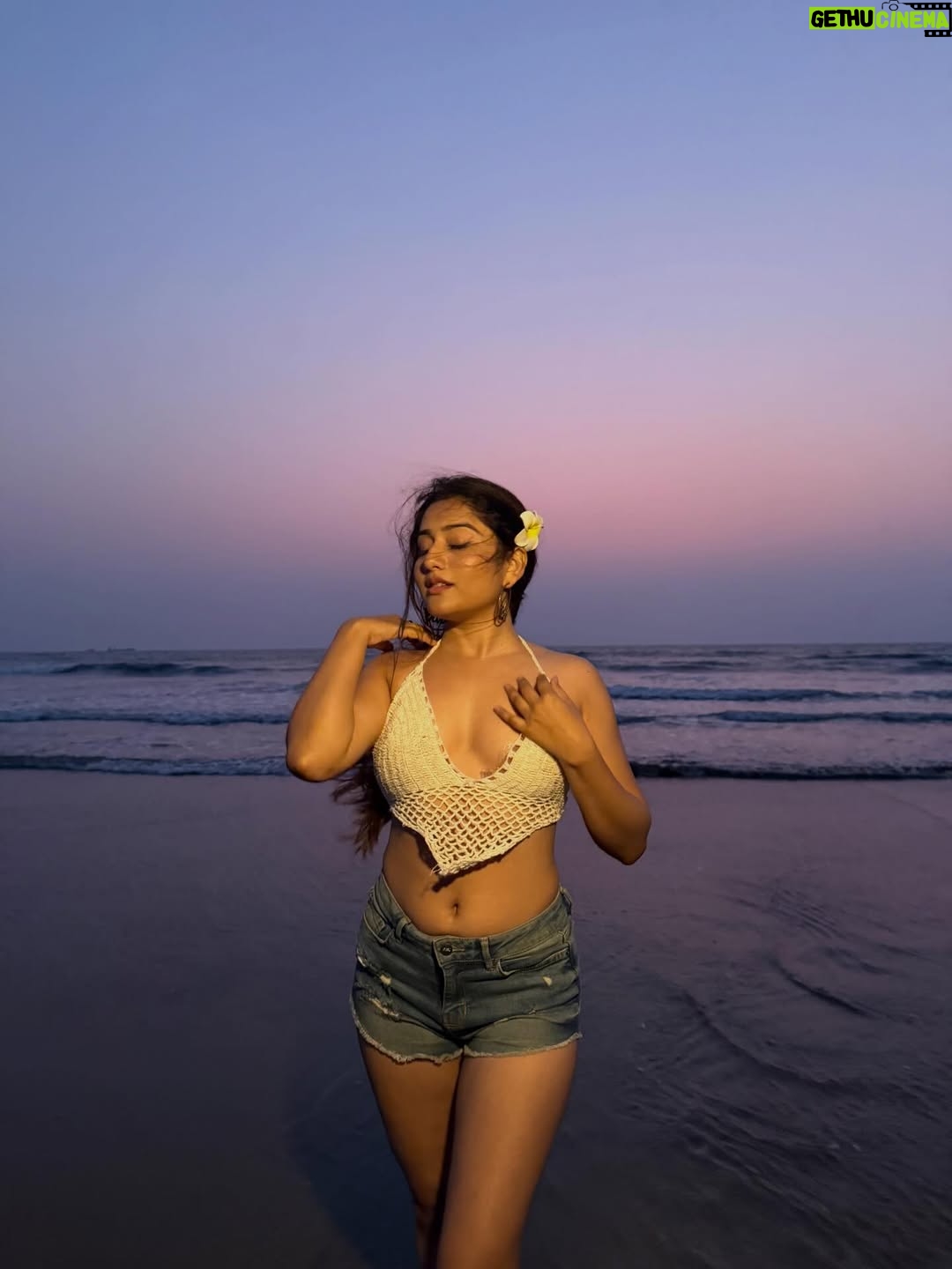 Payal Gupta - 11.6K Likes - Meet me where the day ends ..🌇🏖️👙
.
.
.
[goa , beach day, vitamin sea , family time, goa trip , sunset, sun , ]

#beachday #familytime #blessed #gratitude #universe #goa #goatrip #goal #sunset #sunsetvibes #sunsets #sunlight #sunsetphotography #photoshoot