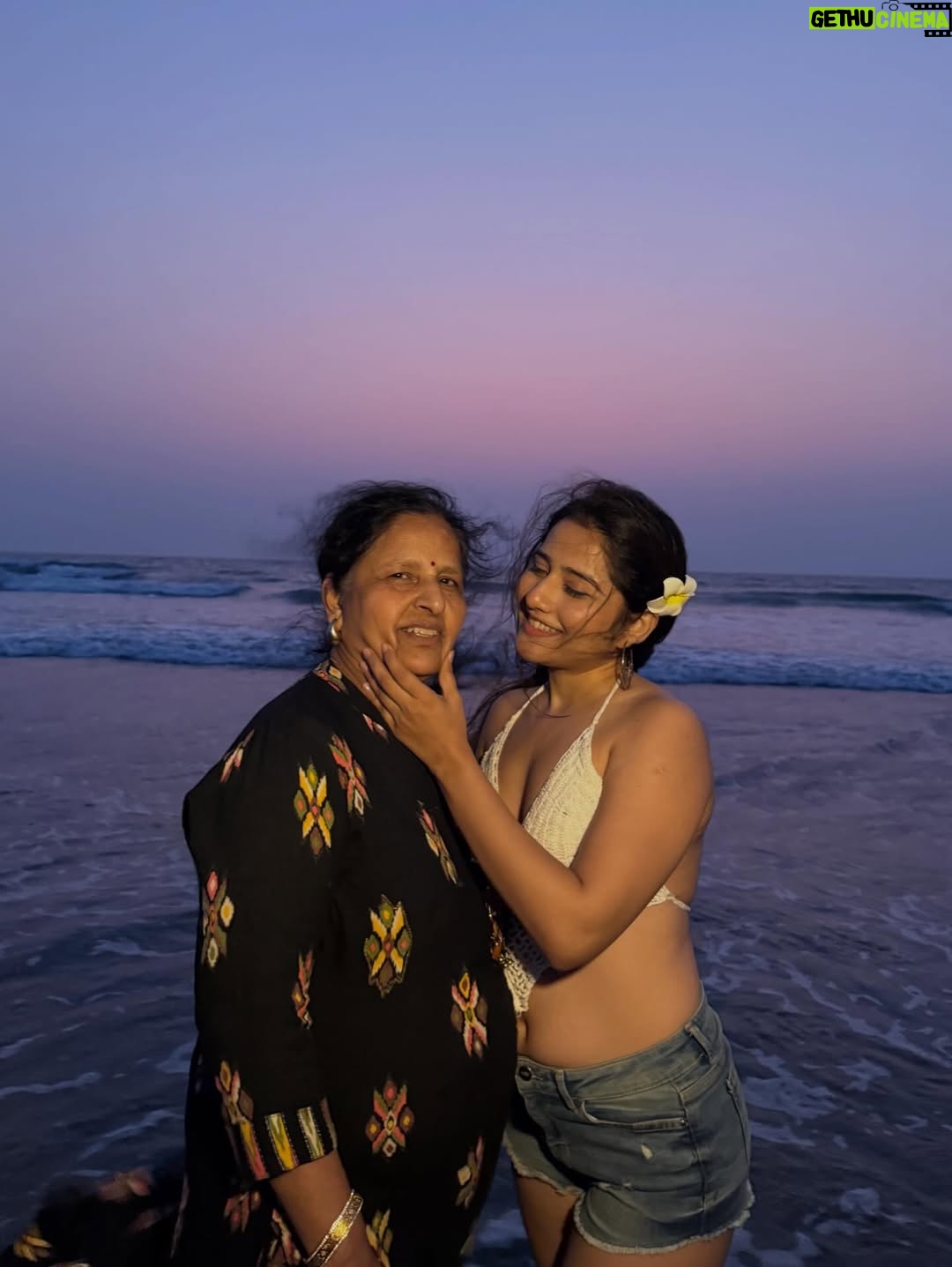 Payal Gupta - 11.6K Likes - Meet me where the day ends ..🌇🏖️👙
.
.
.
[goa , beach day, vitamin sea , family time, goa trip , sunset, sun , ]

#beachday #familytime #blessed #gratitude #universe #goa #goatrip #goal #sunset #sunsetvibes #sunsets #sunlight #sunsetphotography #photoshoot