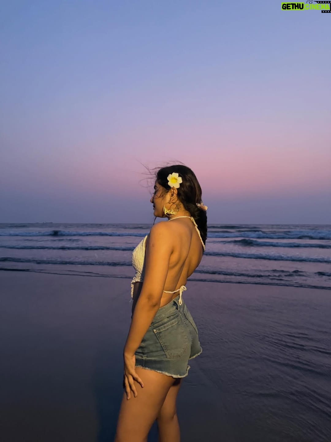 Payal Gupta - 11.6K Likes - Meet me where the day ends ..🌇🏖️👙
.
.
.
[goa , beach day, vitamin sea , family time, goa trip , sunset, sun , ]

#beachday #familytime #blessed #gratitude #universe #goa #goatrip #goal #sunset #sunsetvibes #sunsets #sunlight #sunsetphotography #photoshoot