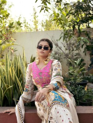 Payal Pati Instagram - Alexa play ‘‘ FOR A REASON 🌻 ‘’…..

Outfit- @sadiwalabhau 
Kashmiri earrings- @___shrungaar___ 
Click- @picscard_kpt