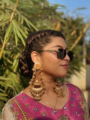 Payal Pati Instagram - Alexa play ‘‘ FOR A REASON 🌻 ‘’…..

Outfit- @sadiwalabhau 
Kashmiri earrings- @___shrungaar___ 
Click- @picscard_kpt