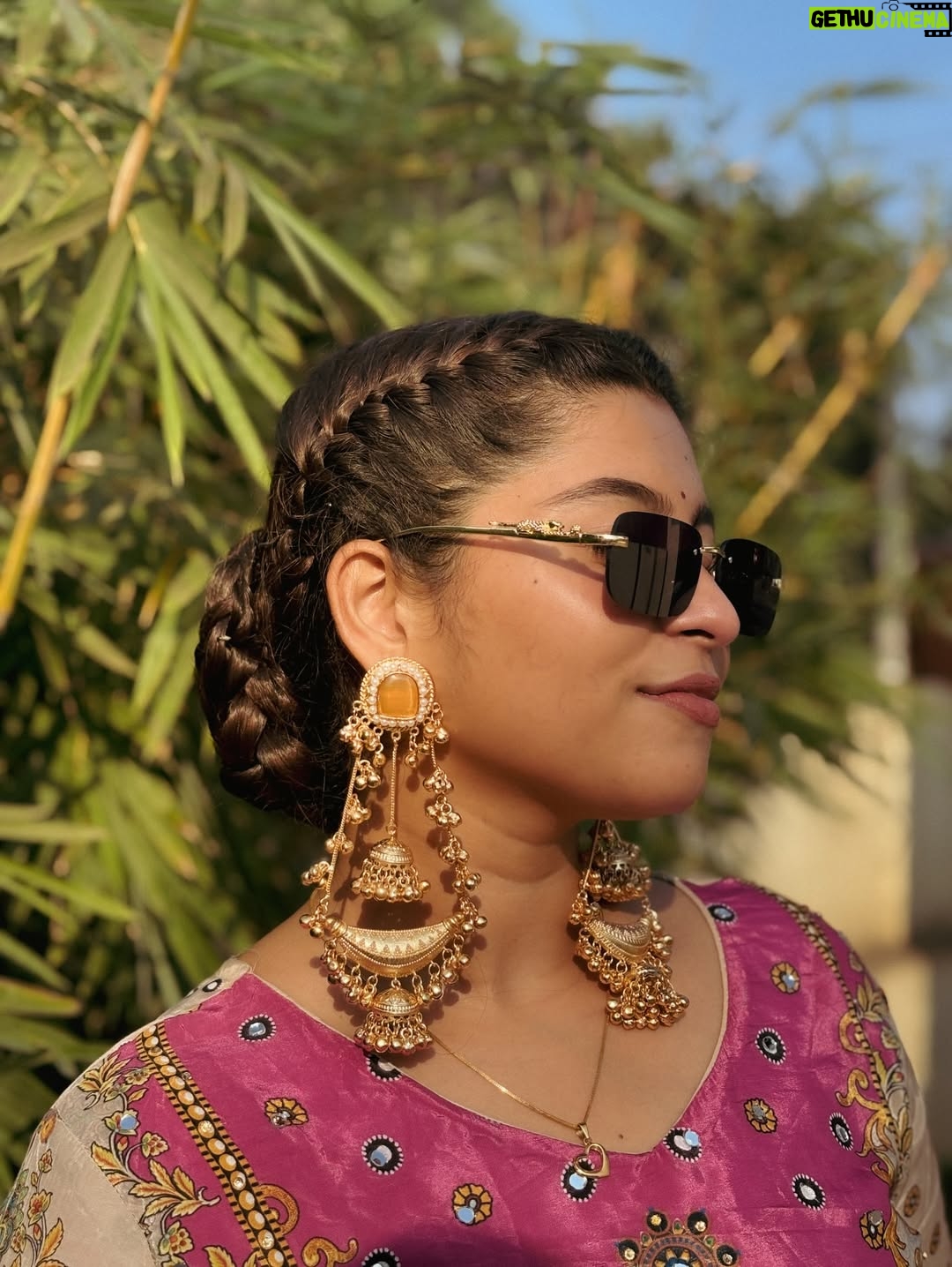 Payal Pati - 77.3K Likes - Alexa play ‘‘ FOR A REASON 🌻 ‘’…..

Outfit- @sadiwalabhau 
Kashmiri earrings- @___shrungaar___ 
Click- @picscard_kpt