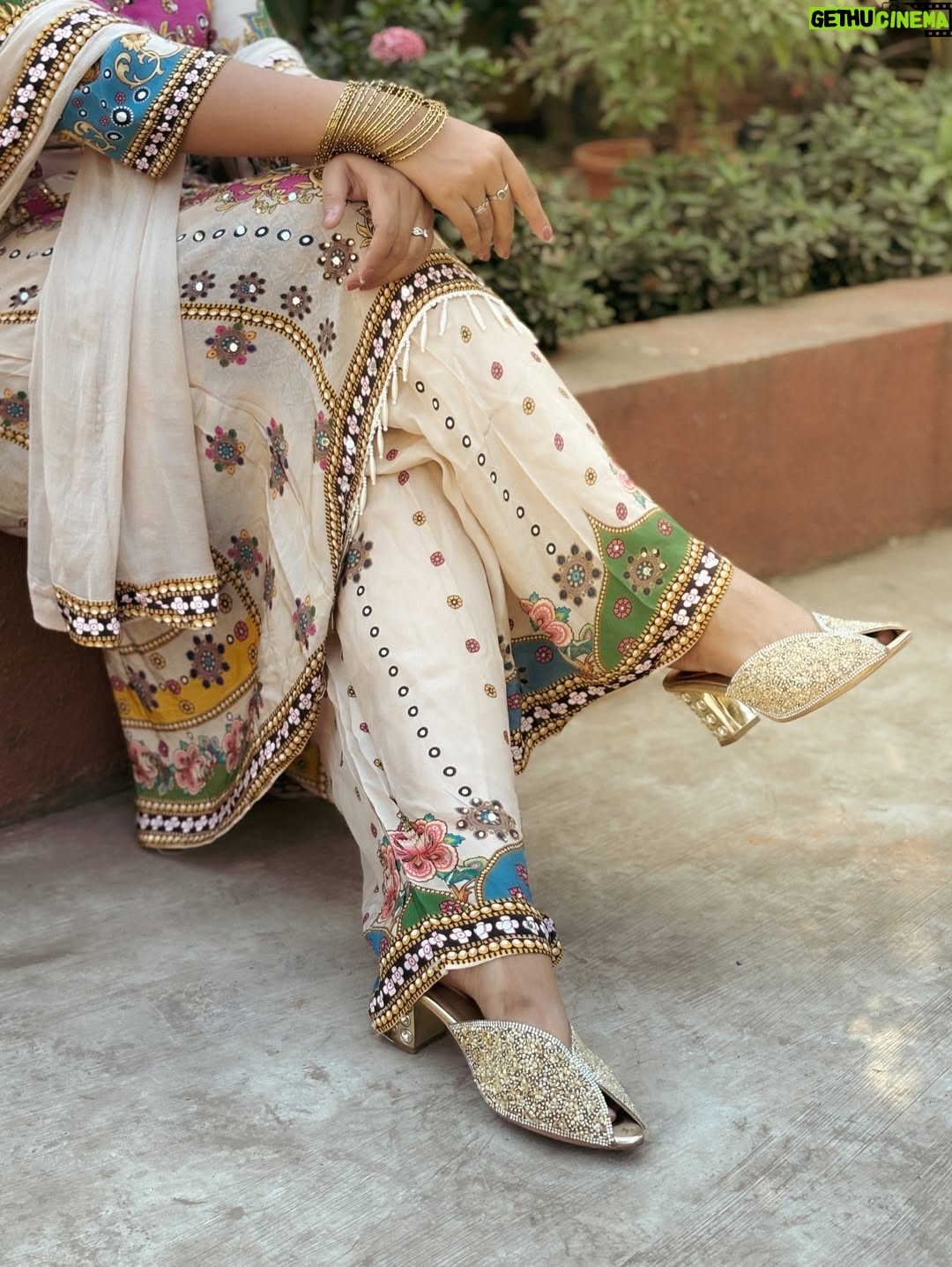 Payal Pati - 77.3K Likes - Alexa play ‘‘ FOR A REASON 🌻 ‘’…..

Outfit- @sadiwalabhau 
Kashmiri earrings- @___shrungaar___ 
Click- @picscard_kpt