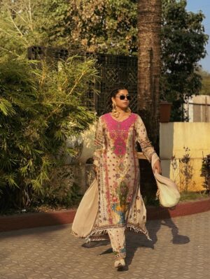 Payal Pati Instagram - Alexa play ‘‘ FOR A REASON 🌻 ‘’…..

Outfit- @sadiwalabhau 
Kashmiri earrings- @___shrungaar___ 
Click- @picscard_kpt