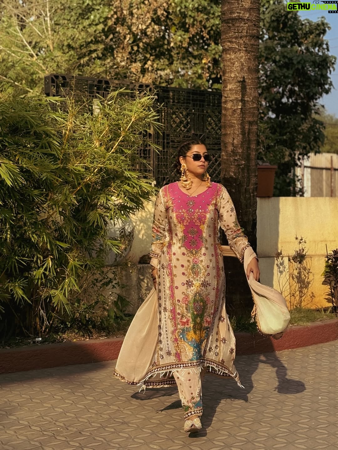 Payal Pati - 77.3K Likes - Alexa play ‘‘ FOR A REASON 🌻 ‘’…..

Outfit- @sadiwalabhau 
Kashmiri earrings- @___shrungaar___ 
Click- @picscard_kpt