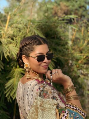 Payal Pati Instagram - Alexa play ‘‘ FOR A REASON 🌻 ‘’…..

Outfit- @sadiwalabhau 
Kashmiri earrings- @___shrungaar___ 
Click- @picscard_kpt
