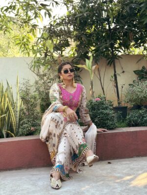 Payal Pati Instagram - Alexa play ‘‘ FOR A REASON 🌻 ‘’…..

Outfit- @sadiwalabhau 
Kashmiri earrings- @___shrungaar___ 
Click- @picscard_kpt