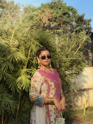 Payal Pati Instagram - Alexa play ‘‘ FOR A REASON 🌻 ‘’…..

Outfit- @sadiwalabhau 
Kashmiri earrings- @___shrungaar___ 
Click- @picscard_kpt