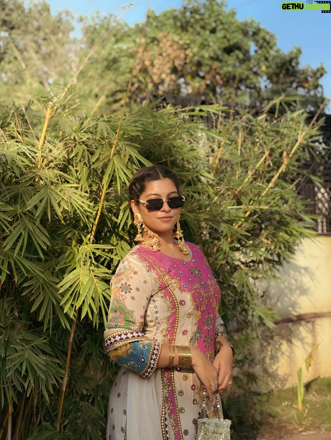 Payal Pati - 77.3K Likes - Alexa play ‘‘ FOR A REASON 🌻 ‘’…..

Outfit- @sadiwalabhau 
Kashmiri earrings- @___shrungaar___ 
Click- @picscard_kpt