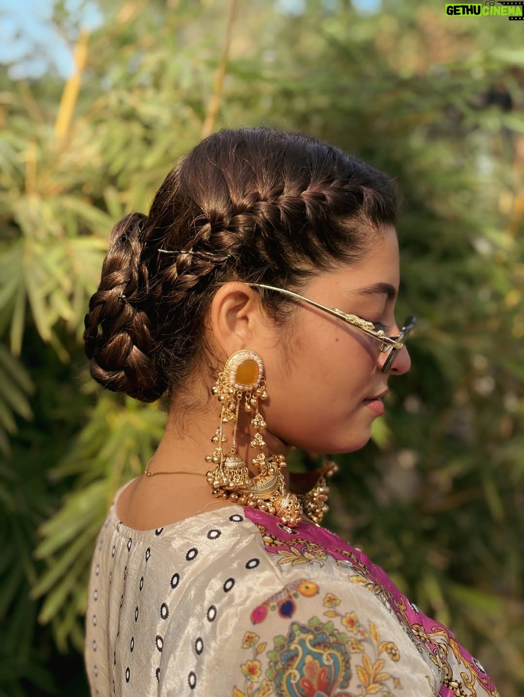 Payal Pati - 77.3K Likes - Alexa play ‘‘ FOR A REASON 🌻 ‘’…..

Outfit- @sadiwalabhau 
Kashmiri earrings- @___shrungaar___ 
Click- @picscard_kpt