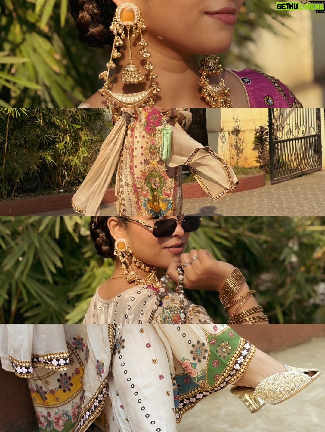 Payal Pati - 77.3K Likes - Alexa play ‘‘ FOR A REASON 🌻 ‘’…..

Outfit- @sadiwalabhau 
Kashmiri earrings- @___shrungaar___ 
Click- @picscard_kpt