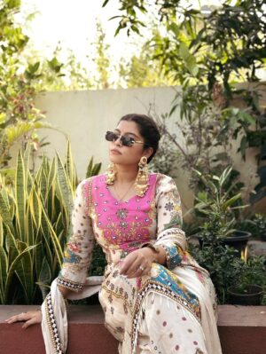 Payal Pati Instagram - Alexa play ‘‘ FOR A REASON 🌻 ‘’…..

Outfit- @sadiwalabhau 
Kashmiri earrings- @___shrungaar___ 
Click- @picscard_kpt