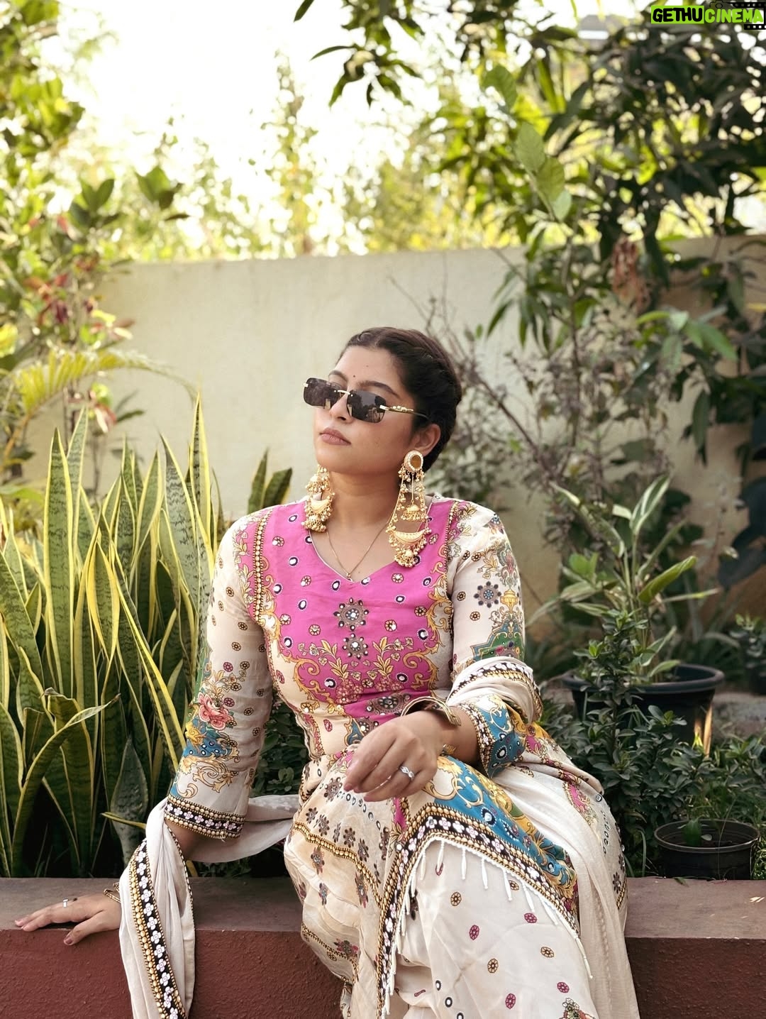 Payal Pati - 77.3K Likes - Alexa play ‘‘ FOR A REASON 🌻 ‘’…..

Outfit- @sadiwalabhau 
Kashmiri earrings- @___shrungaar___ 
Click- @picscard_kpt