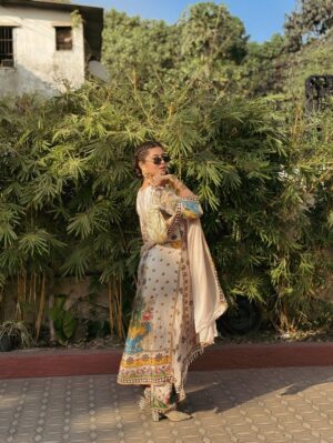 Payal Pati Instagram - Alexa play ‘‘ FOR A REASON 🌻 ‘’…..

Outfit- @sadiwalabhau 
Kashmiri earrings- @___shrungaar___ 
Click- @picscard_kpt