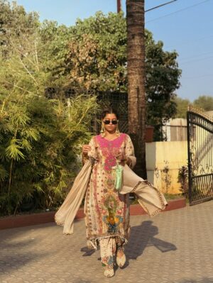 Payal Pati Instagram - Alexa play ‘‘ FOR A REASON 🌻 ‘’…..

Outfit- @sadiwalabhau 
Kashmiri earrings- @___shrungaar___ 
Click- @picscard_kpt