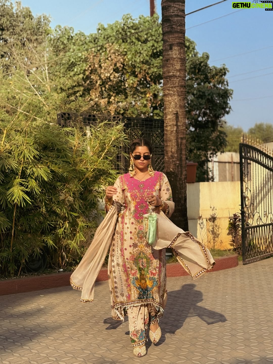 Payal Pati - 77.3K Likes - Alexa play ‘‘ FOR A REASON 🌻 ‘’…..

Outfit- @sadiwalabhau 
Kashmiri earrings- @___shrungaar___ 
Click- @picscard_kpt