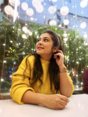 Payel De Instagram - Happiness is.....Street Food & Winter Market....Collecting Moments & May Be Few Christmas Decorations 🫶🏻

📷 : @myself_suvam 
💄 : @sanjuhaldermakeupartist 
👚 : @moodswings_styles 
🔗 : @rudrakshprnads 

[ Photo of the day, Portraits, Winter Season, Sweater Fashion, Street Photography, Kolkata, Explorepage, Follow ]