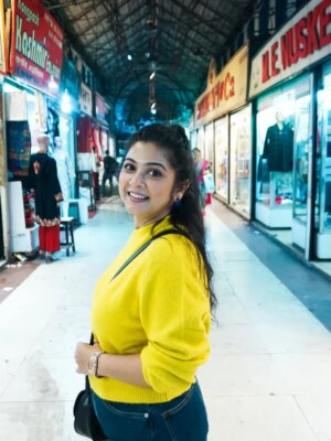 Payel De Instagram - Happiness is.....Street Food & Winter Market....Collecting Moments & May Be Few Christmas Decorations 🫶🏻

📷 : @myself_suvam 
💄 : @sanjuhaldermakeupartist 
👚 : @moodswings_styles 
🔗 : @rudrakshprnads 

[ Photo of the day, Portraits, Winter Season, Sweater Fashion, Street Photography, Kolkata, Explorepage, Follow ]
