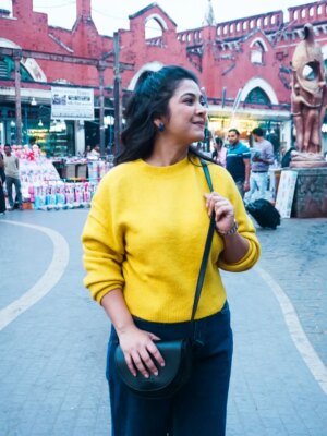 Payel De Instagram - Happiness is.....Street Food & Winter Market....Collecting Moments & May Be Few Christmas Decorations 🫶🏻

📷 : @myself_suvam 
💄 : @sanjuhaldermakeupartist 
👚 : @moodswings_styles 
🔗 : @rudrakshprnads 

[ Photo of the day, Portraits, Winter Season, Sweater Fashion, Street Photography, Kolkata, Explorepage, Follow ]