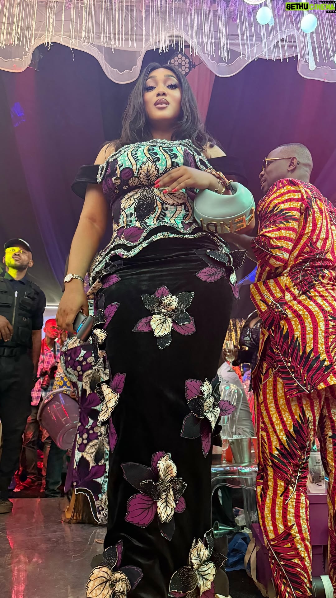 Peggy Ovire - 77.3K Likes - Nwunye Odogwu 😍

live in Umuahai 

Ankara @may8gallery 

Tailored by @st.margaretofficial 

Makeup by me 🤪

#happyChild