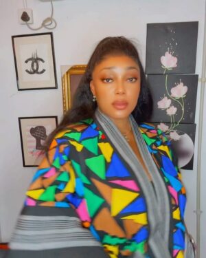 Peggy Ovire Instagram - Last slide 🤣👉🏽👉🏽👉🏽👉🏽👉🏽 A Yoruba girl by Association. 

Loving my Ankara X Asooke from @eyes_on_classic_design84