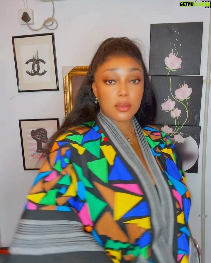 Peggy Ovire - 25.2K Likes - Last slide 🤣👉🏽👉🏽👉🏽👉🏽👉🏽 A Yoruba girl by Association. 

Loving my Ankara X Asooke from @eyes_on_classic_design84