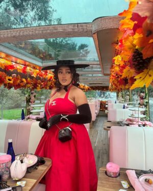Peggy Ovire Instagram - “POV: You’re a tea girl touring DC in style 💃 
Drinking tea, serving you Looks & vibes all around Washington 🌆☕🚌✨

#princesstreatment👑