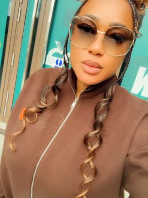 Peggy Ovire Instagram - "It's a Cold World.....But I Stay Warm in My Lane 🥶 💎 

Travel fit @zoeyateliernig