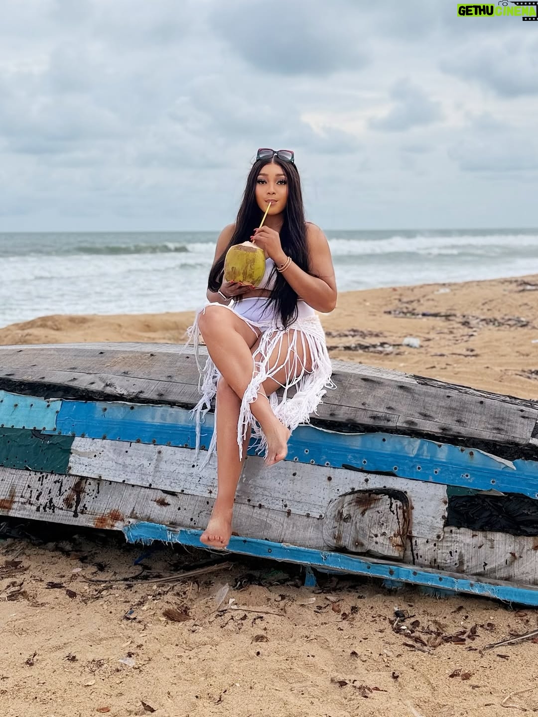Peggy Ovire - 41.5K Likes - Beach Pleaseeee 🏖️ 💦 🥥