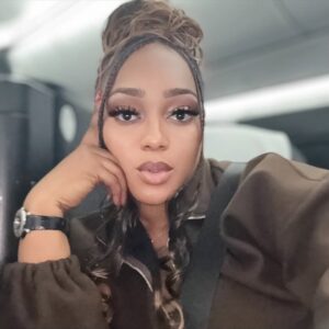 Peggy Ovire Instagram - ✈️ Off to vacay! Can you tell I haven’t slept in 24hrs or do I still look like fine girl on duty? 😂👀
PS: I  know say Lapo go look for me from next week 👉🏽 😅💸.
Problem no dey finish but at least sun, palm trees & vibes dey 🌴✨. When I get back, we go talk repayment 😭😂 #SoftLifeOnCredit #NoSleepJustVibes