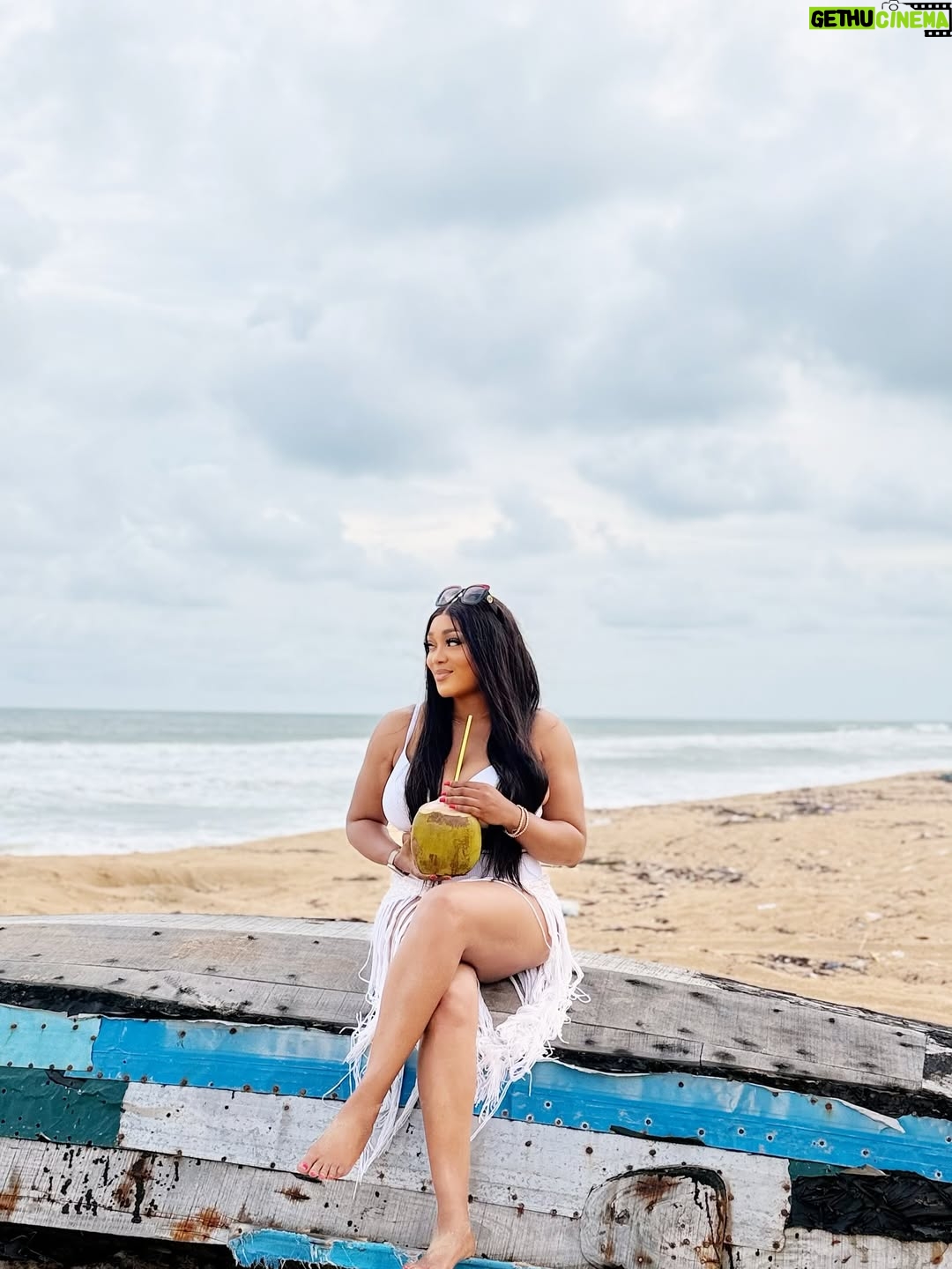 Peggy Ovire - 41.5K Likes - Beach Pleaseeee 🏖️ 💦 🥥