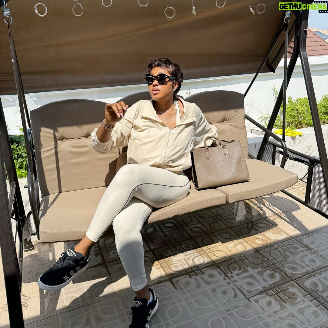 Peggy Ovire - 18.6K Likes - Call me "Anita Baker 😉

Fit @rikkyathletics