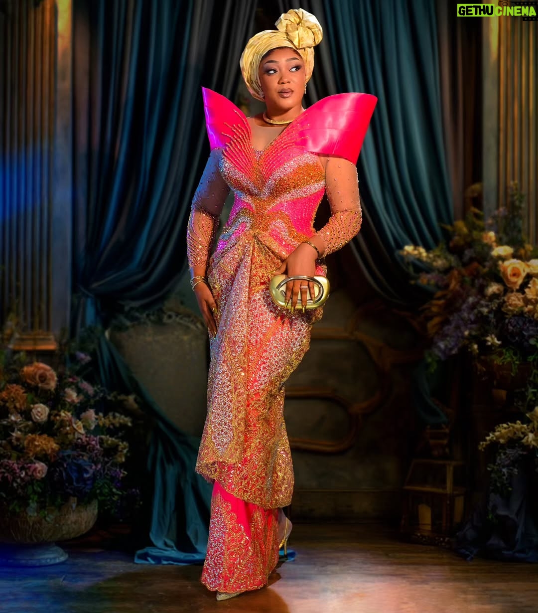Peggy Ovire - 57.7K Likes - Daddy at 90....

Daddy's little princess showed up & showed out...

Tailored by @medlincouturecollection

Photography @trans4mazfotography