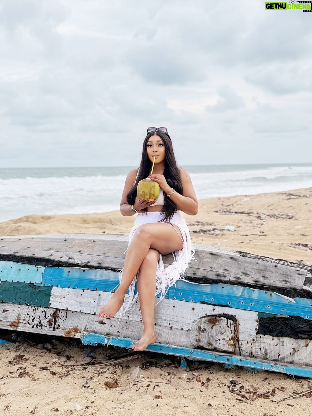 Peggy Ovire - 41.5K Likes - Beach Pleaseeee 🏖️ 💦 🥥