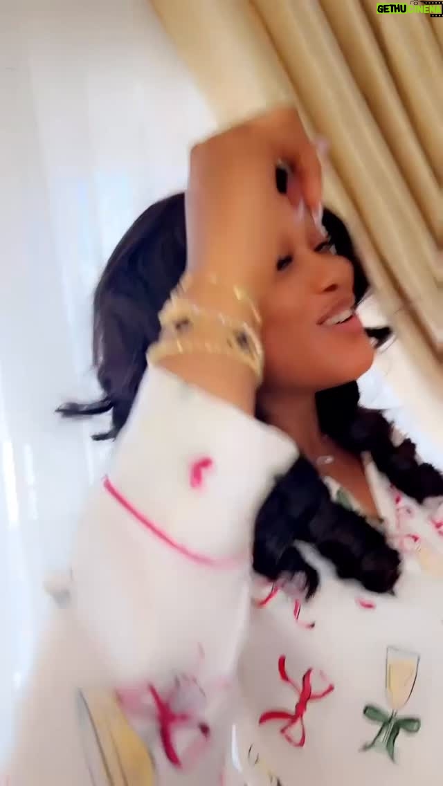 Peggy Ovire - 55.9K Likes - Christmas Joy got me Moving like a tree.

Jingle,Jiggle ,repeat 💃