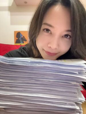 Ho Pei-pei Instagram - 感謝導演，給我方向，也給我空間，
讓角色可以慢慢長出自己的樣子。
感謝編劇，把靈魂寫進字裡。
感謝製作組，在忙亂與壓力裡，還是把每一天照顧好。
感謝所有幕前幕後的夥伴，你們讓每一場戲都有依靠，
也讓完成這件事變得值得。

也謝謝我自己。
謝謝我撐住體力、情緒和懷疑，沒有放棄她，也沒有放過自己。
在《好運來》裡，和一群熟悉又陌生的夥伴並肩走過這段日子，
真的很有趣。
角色下線了，但她留下來了。黃育欣再見👋
殺青不是結束，只是一個暫時的告別。
下一個挑戰，我已經準備好。

#何蓓蓓 #黃育欣 #好運來 #lucky #drama #thankful #lovemyjob