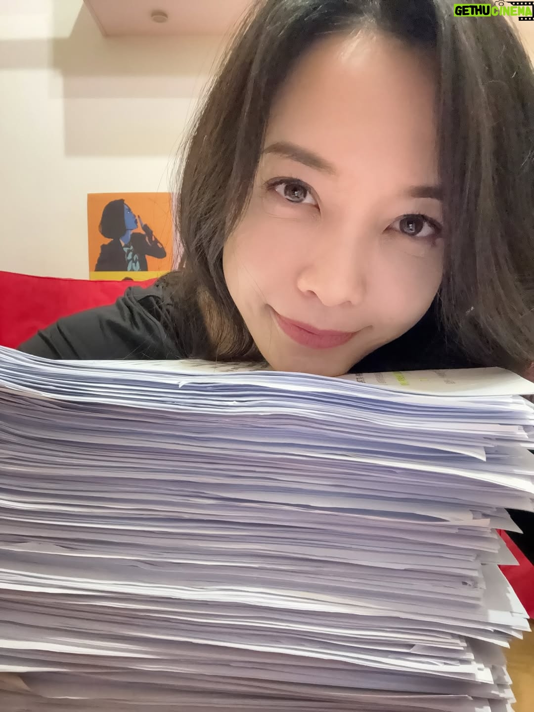 Ho Pei-pei - 1.9K Likes - 感謝導演，給我方向，也給我空間，
讓角色可以慢慢長出自己的樣子。
感謝編劇，把靈魂寫進字裡。
感謝製作組，在忙亂與壓力裡，還是把每一天照顧好。
感謝所有幕前幕後的夥伴，你們讓每一場戲都有依靠，
也讓完成這件事變得值得。

也謝謝我自己。
謝謝我撐住體力、情緒和懷疑，沒有放棄她，也沒有放過自己。
在《好運來》裡，和一群熟悉又陌生的夥伴並肩走過這段日子，
真的很有趣。
角色下線了，但她留下來了。黃育欣再見👋
殺青不是結束，只是一個暫時的告別。
下一個挑戰，我已經準備好。

#何蓓蓓 #黃育欣 #好運來 #lucky #drama #thankful #lovemyjob