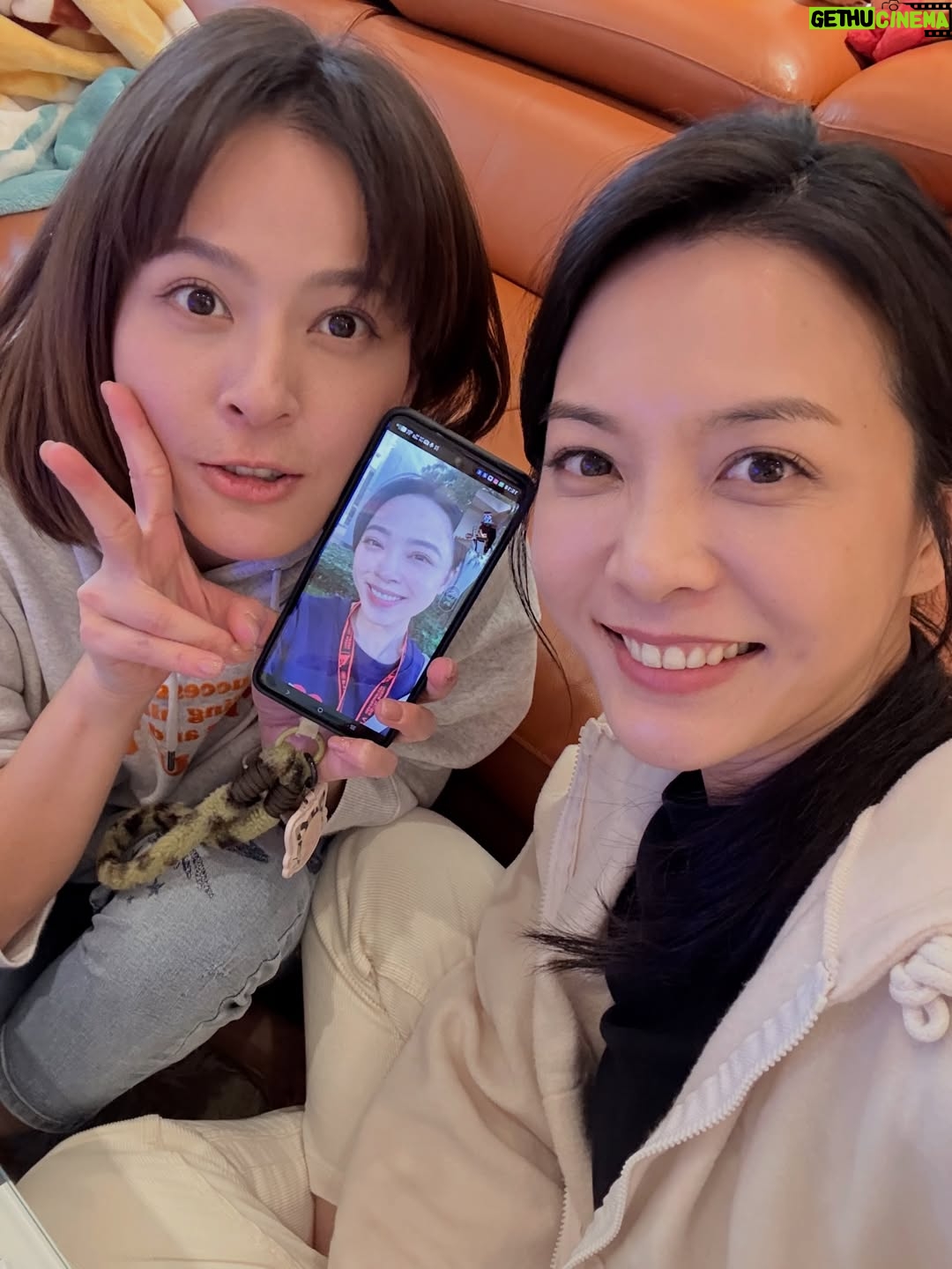 Ho Pei-pei - 1.9K Likes - 感謝導演，給我方向，也給我空間，
讓角色可以慢慢長出自己的樣子。
感謝編劇，把靈魂寫進字裡。
感謝製作組，在忙亂與壓力裡，還是把每一天照顧好。
感謝所有幕前幕後的夥伴，你們讓每一場戲都有依靠，
也讓完成這件事變得值得。

也謝謝我自己。
謝謝我撐住體力、情緒和懷疑，沒有放棄她，也沒有放過自己。
在《好運來》裡，和一群熟悉又陌生的夥伴並肩走過這段日子，
真的很有趣。
角色下線了，但她留下來了。黃育欣再見👋
殺青不是結束，只是一個暫時的告別。
下一個挑戰，我已經準備好。

#何蓓蓓 #黃育欣 #好運來 #lucky #drama #thankful #lovemyjob
