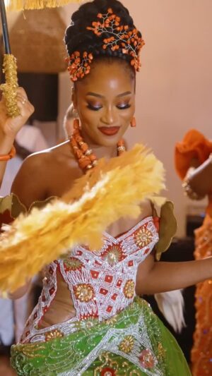 Pepi Sonuga Instagram - 🌸 The final flower. Honoring my mother’s lineage, our traditions, and the beauty of being an Igbo bride. This moment will live in my heart forever.
#NigerianWedding #IgboBride

Content: @itschampagnesocial 
Bridal Designer: @anit_cuts 
Bridal Purse: @benedettabruzziches 
Bridal Glam: @neonbonymakeovers
Decor & Florals: @sansationalcreations_
Palm Wine Cup: @bridesnbrooms
Live Wedding Painter: @emilymcclenaganart
Accessories & Beads: @nenejewellryandcraft