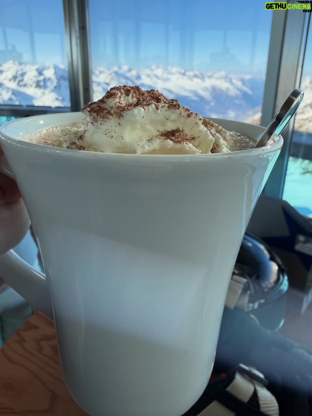 Petra Nesvačilová - 2.5K Likes - ❤️⛷️🚠🚡🎿🏔️ 2800 m.n.m. miluju! Zima! Hory! Sníh! Miluju!