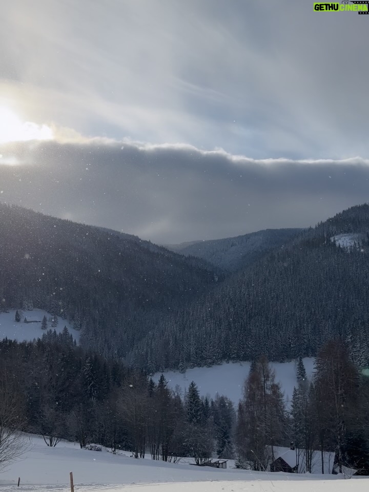Petra Nesvačilová - 2.8K Likes - Awwww naše Apalucha❤️ 1 chalupa, 11 dětí, 12 dospělých a zasněžené hory #krkonose krása krás!