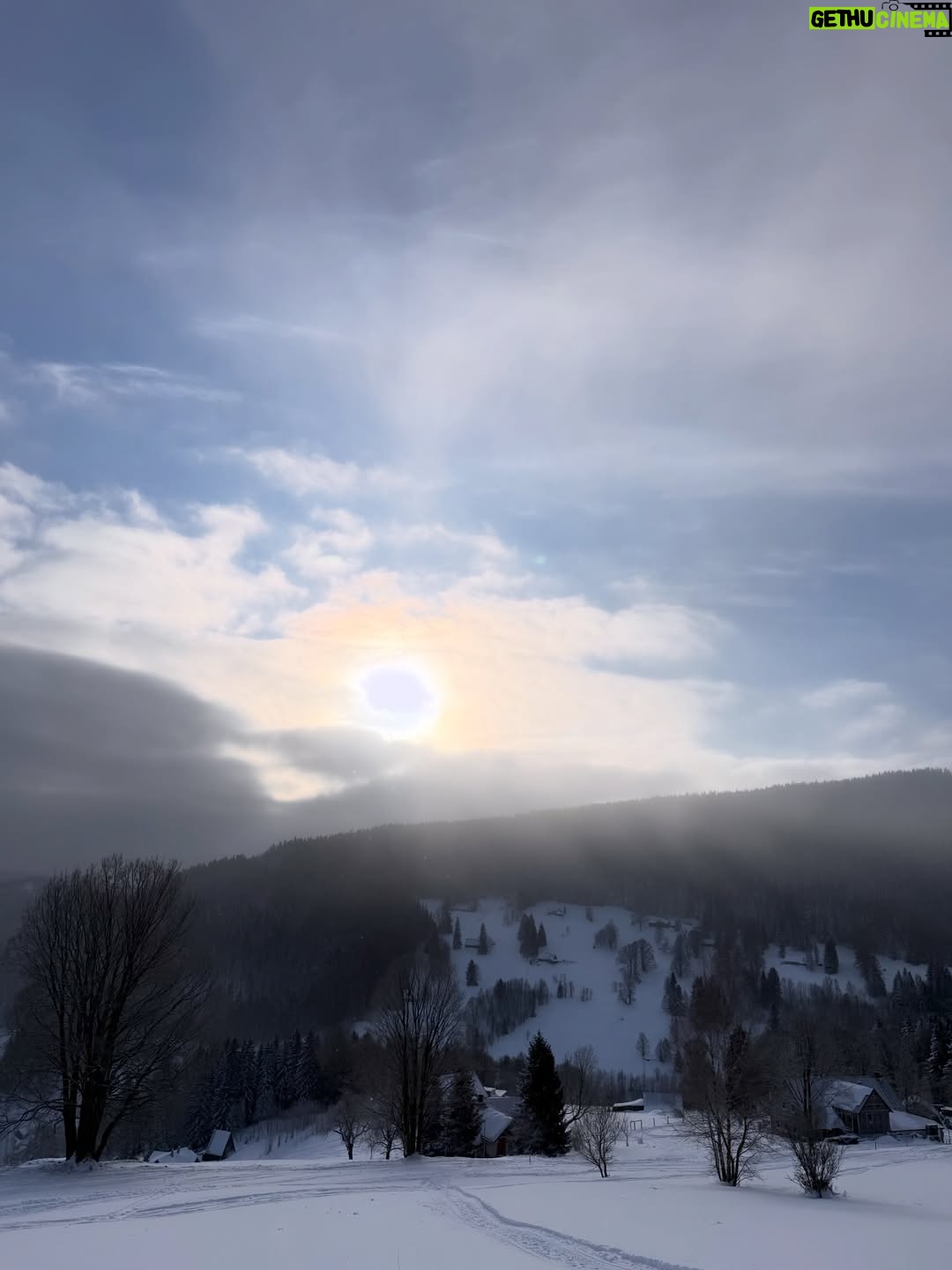 Petra Nesvačilová - 2.8K Likes - Awwww naše Apalucha❤️ 1 chalupa, 11 dětí, 12 dospělých a zasněžené hory #krkonose krása krás!