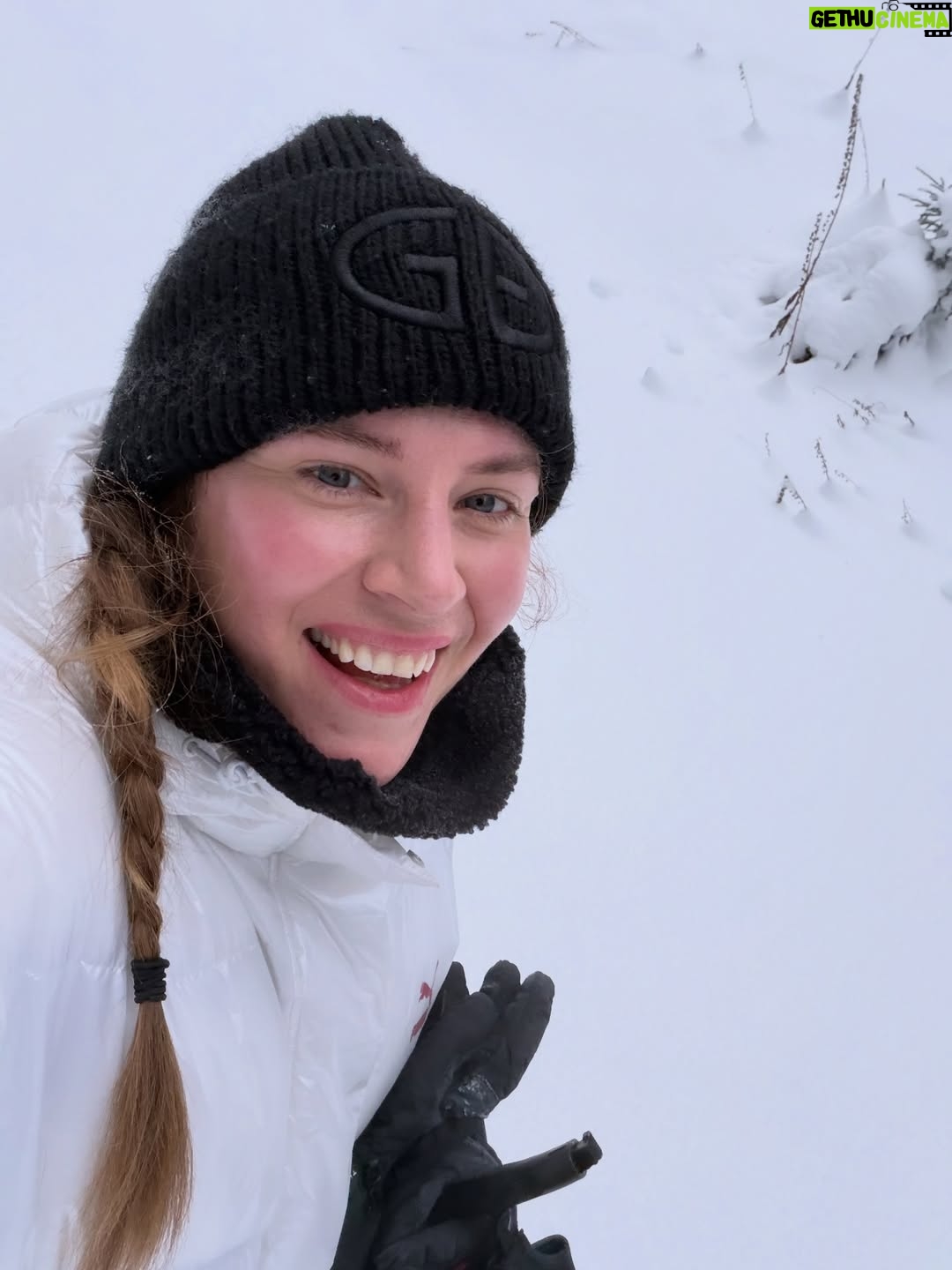 Petra Nesvačilová - 2.8K Likes - Awwww naše Apalucha❤️ 1 chalupa, 11 dětí, 12 dospělých a zasněžené hory #krkonose krása krás!
